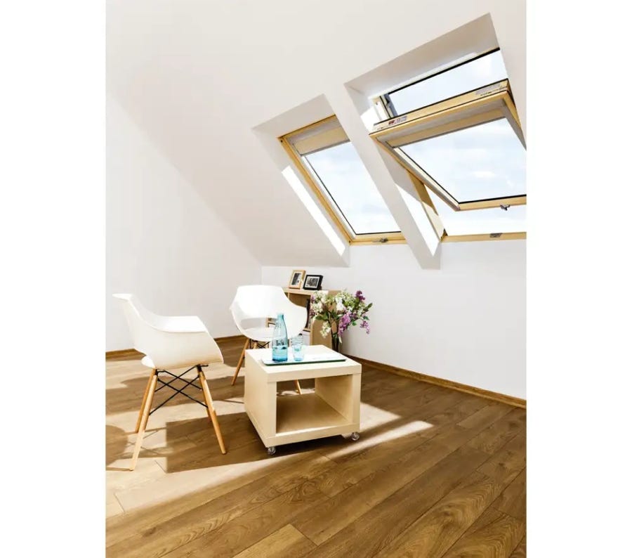 El ático, adaptado a la sala de estar gracias a las grandes ventanas de tejado Fakro y a las escaleras de caracol modulares de Atrium. Las escaleras modulares permitieron el automontaje in situ, teniendo en cuenta los desniveles derivados del uso de las plantas. Los escalones de Atrium permiten mantener la misma altura en todos los escalones, independientemente de los cambios de altura de las plantas durante la reforma.